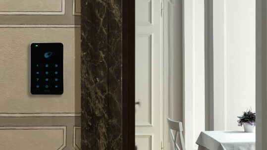 Domotica per hotel: accessi smart con i tastierini AVE